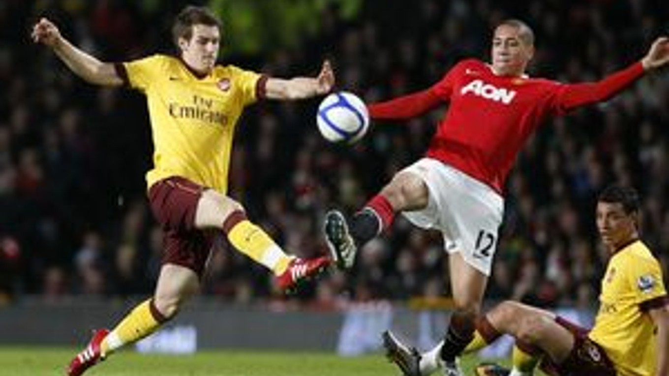 Aaron Ramsey (vľavo) z Arsenalu v súboji s Chrisom Smallingom z Manchestru United.