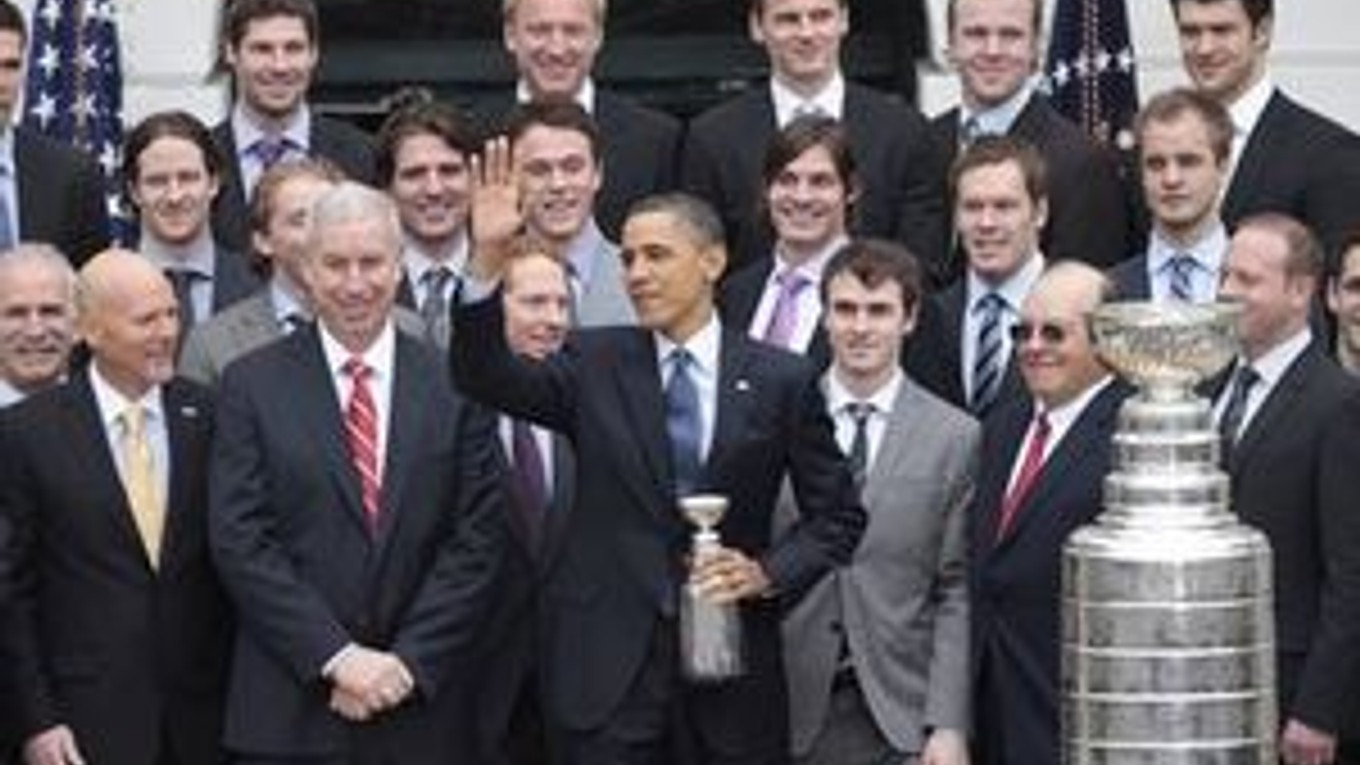 Chicago ako úradujúceho víťaza Stanleyho pohára v pondelok privítal v Bielom dome prezident USA Barack Obama. Marián Hossa s Tomášom Kopeckým sú v hornom rade.