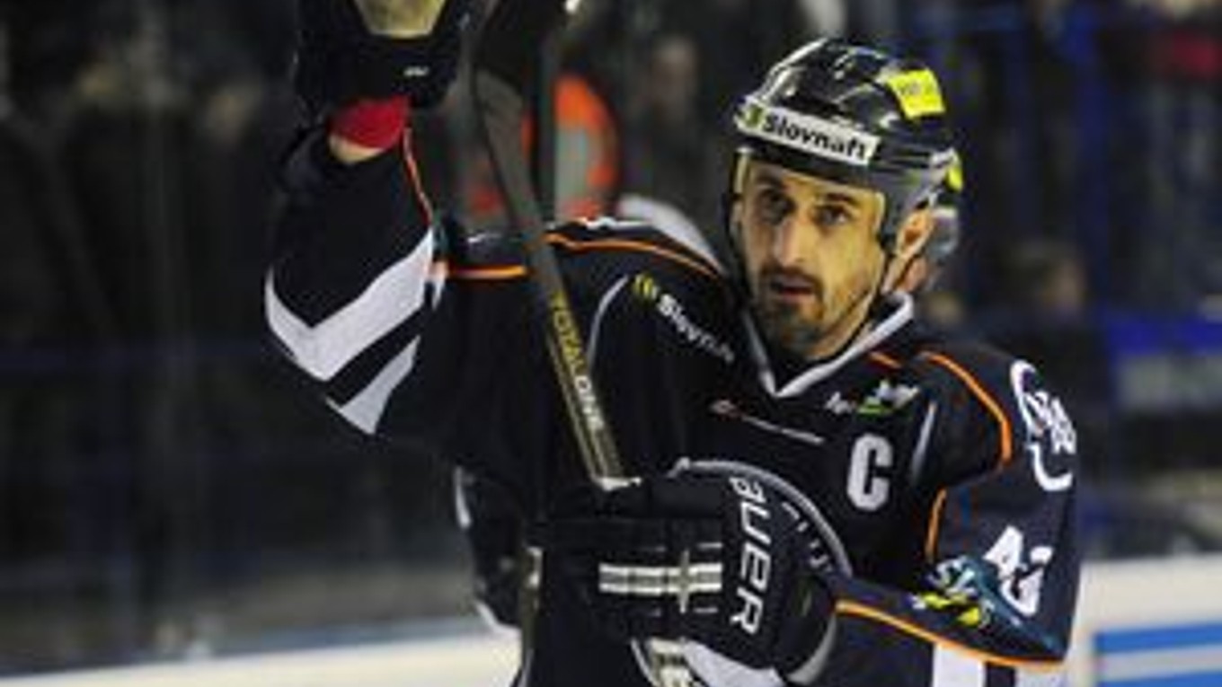 Peter Bartoš má striebro z MS v Petrohrade 2000, vyskúšal si aj NHL. V Košiciach pôsobí od roku 2005, v extralige útočí na víťazný hetrik.