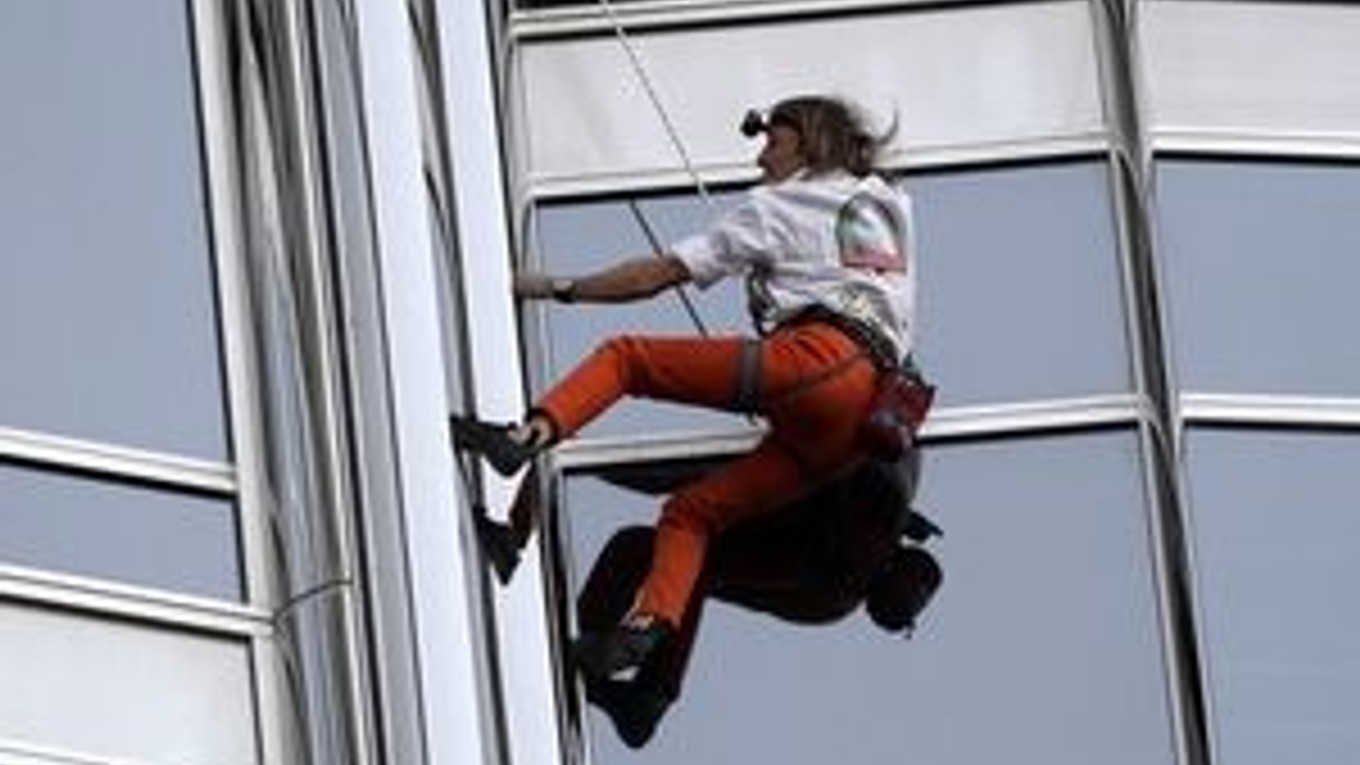 Alain Robert pri výstupe na Burdž Chalífu.