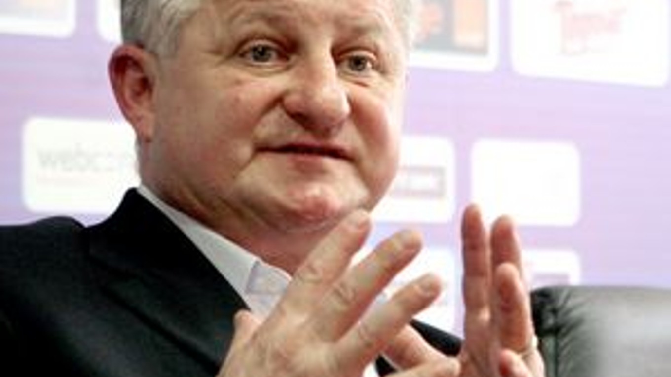 Július Šupler má titul s Duklou Trenčín vo federálnej lige 1992, Slovan Bratislava priviedol o 11 rokov k prvenstvu v extralige a ako jeden z mála slovenských trénerov sa dokázal presadiť aj v zahraničí. Perfektne hovorí po rusky, od budúcej sezóny bude n
