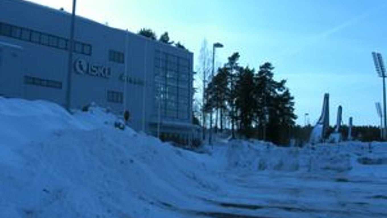Zimná atmosféra v Lahti, kde čaká našich hokejistov prvá previerka pred šampionátom.