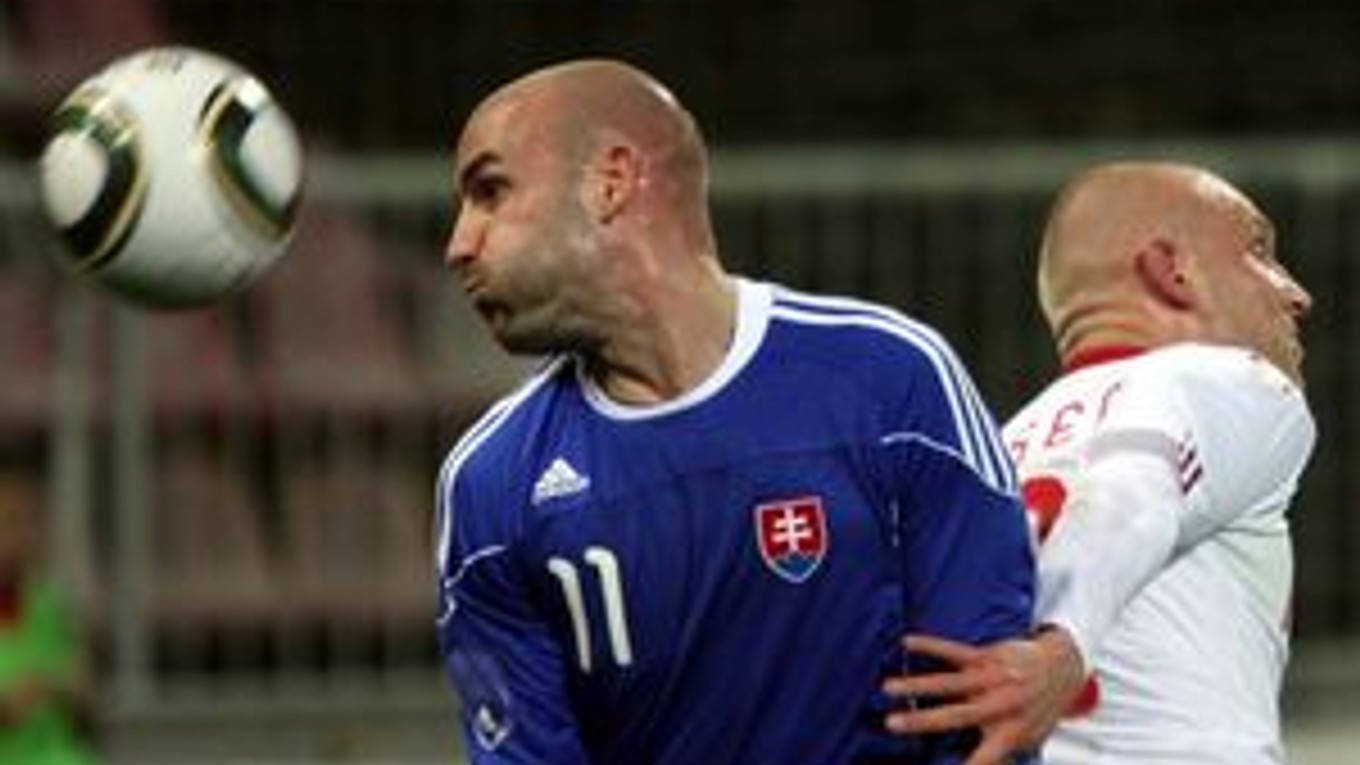 Róbert Vittek (vľavo) v priateľskom zápase Slovenska s Dánskom.