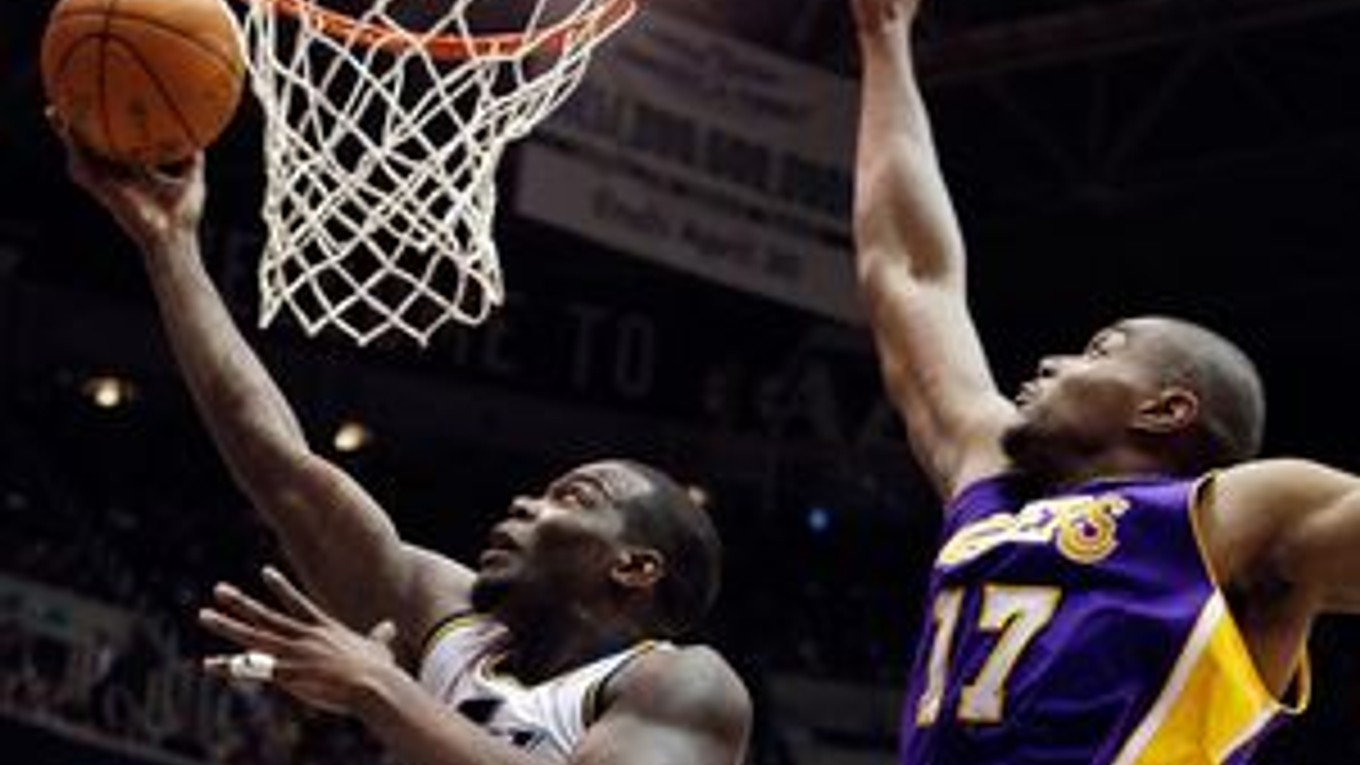 Paul Millsap (vľavo) z Utah Jazz a center L.A. Lakers Andrew Bynum.