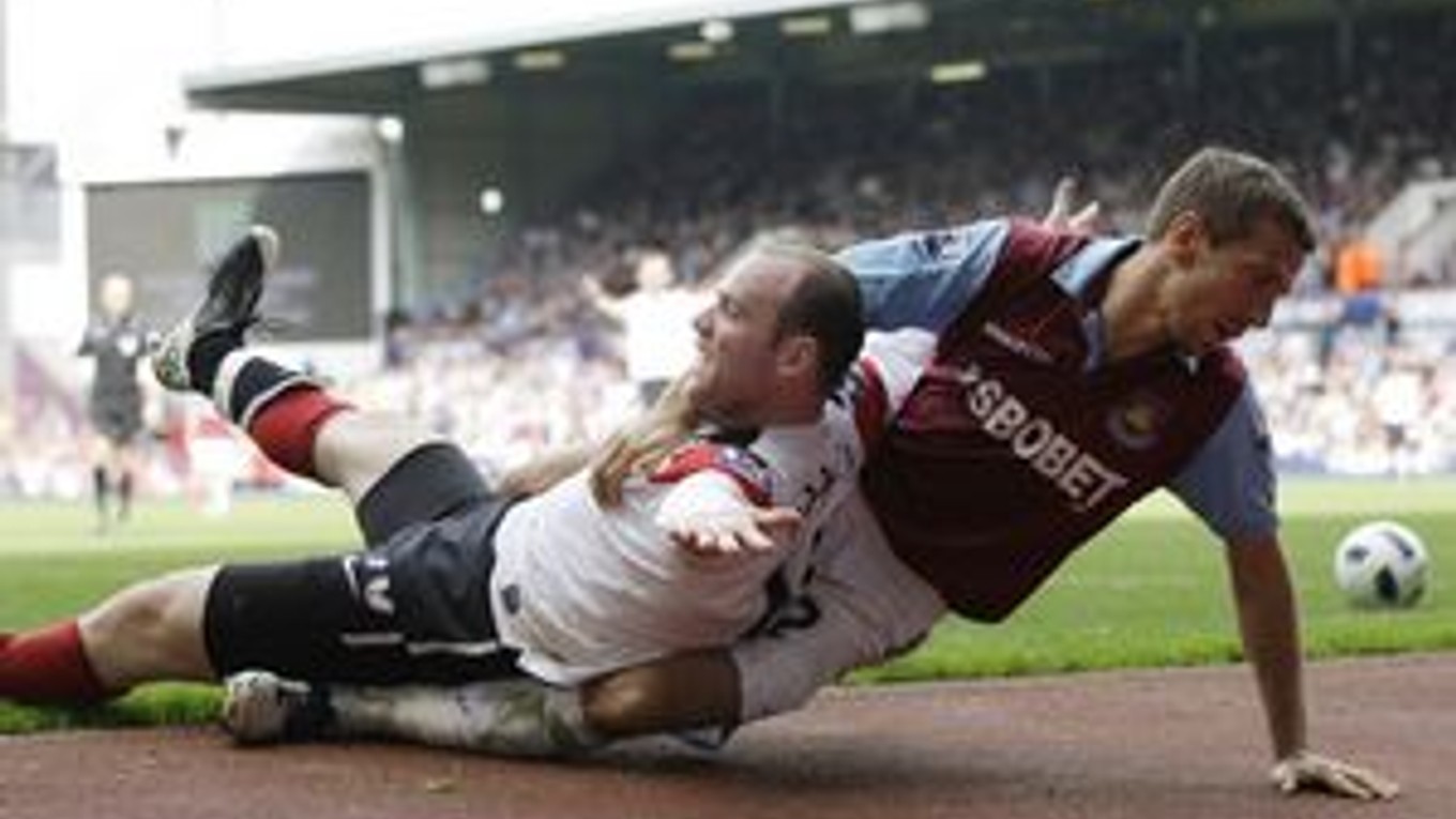 Gary O'Neil (vpravo) z West Hamu United a Wayne Rooney.