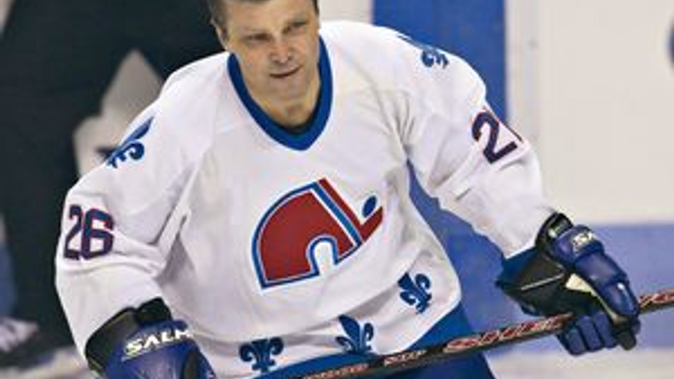 Peter Šťastný v drese veteránov Quebecu Nordiques.