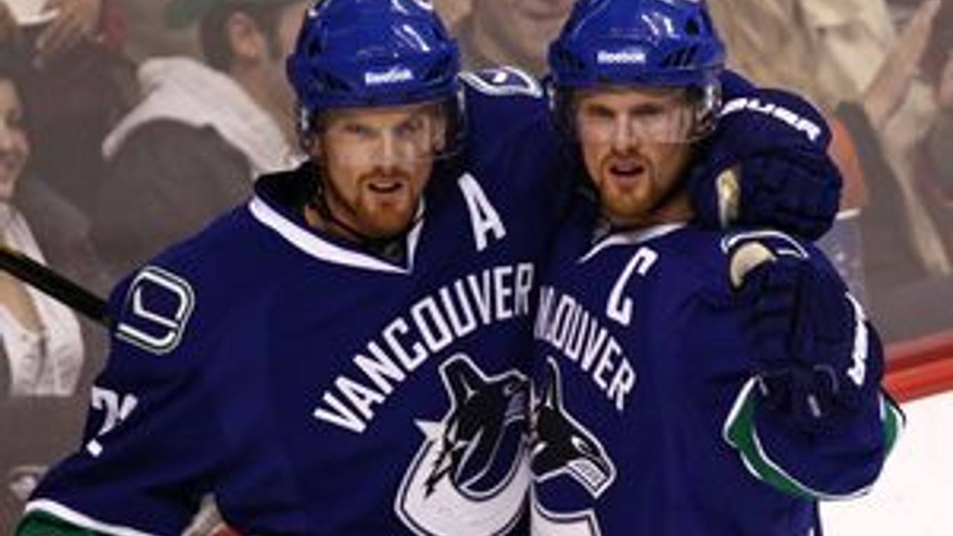 Daniel (vľavo) a Henrik Sedinovci sa stali reklamným artiklom NHL a popularitou sa pomaly približujú najväčšej európskej hviezde súťaže Alexovi Ovečkinovi.