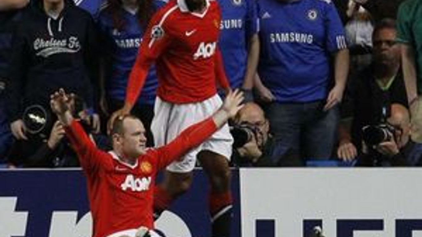 Wayne Rooney (dole) rozhodol o víťazstve Man Utd na Stamford bridge.