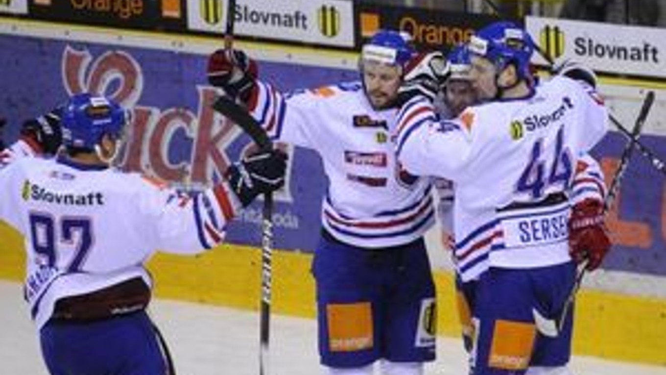 Slovenskí hokejisti sa v súboji s Rakúskom mohli tešiť z gólu štyrikrát.