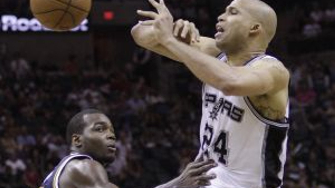Richard Jefferson (24) zo San Antonia Spurs bránený Paulom Millsapom z Utahu Jazz.