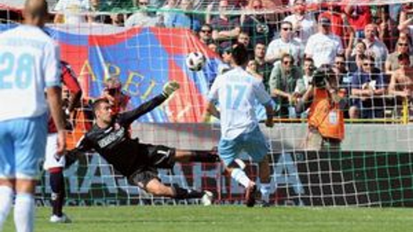 Marek Hamšík strieľa gól z penalty.