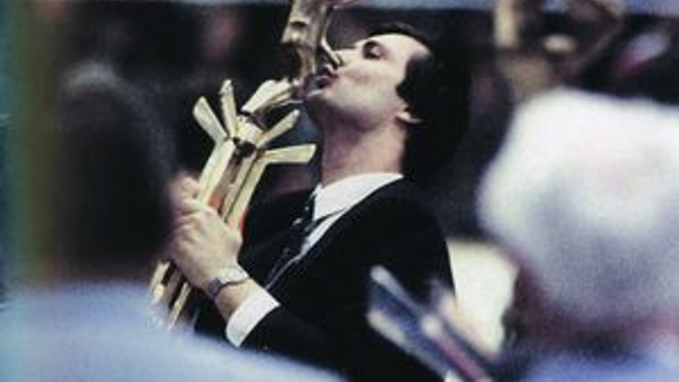 Dárius Rusnák pri preberaní trofeje pre majstrov sveta v roku 1985.