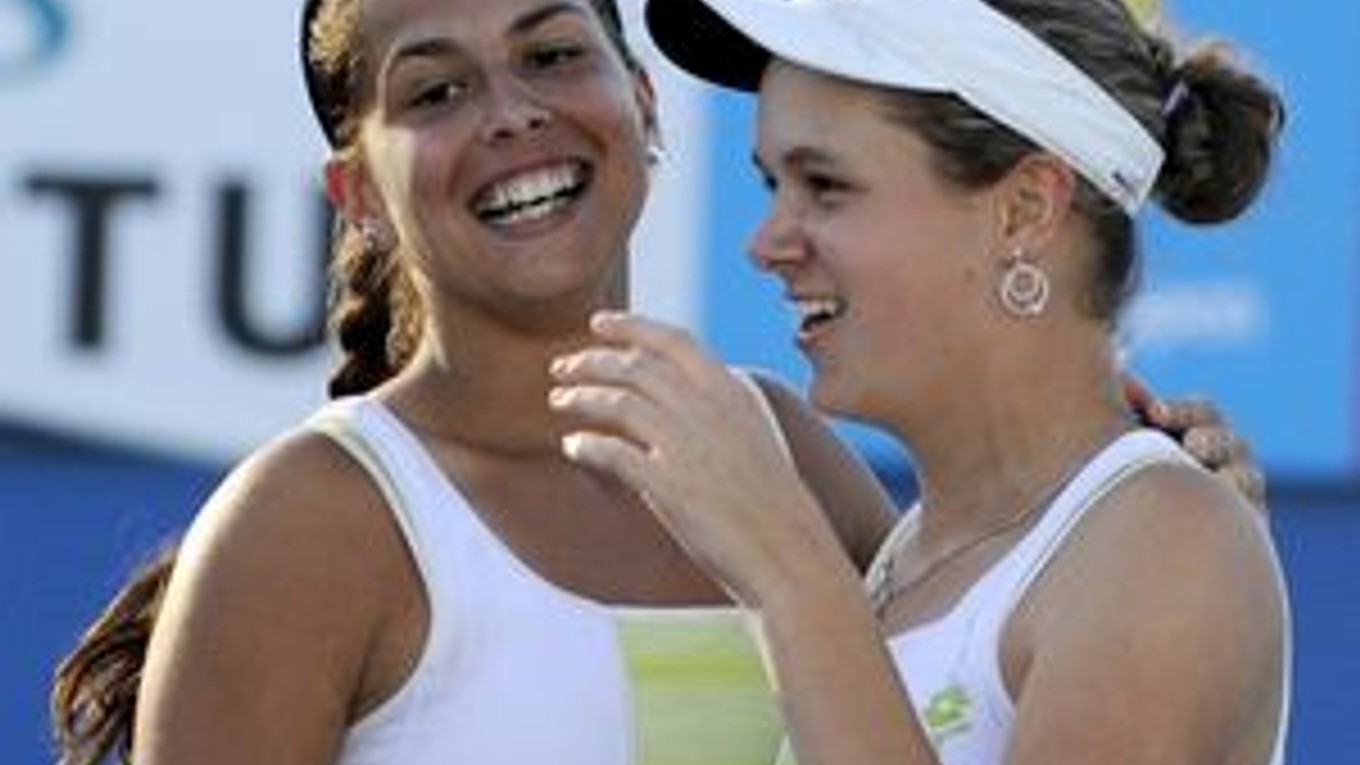 Jana Čepelová (vpravo) a Chantal Škamlová vyhrali juniorskú štvorhru na grandslamovom turnaji Australian Open 29. januára 2010.