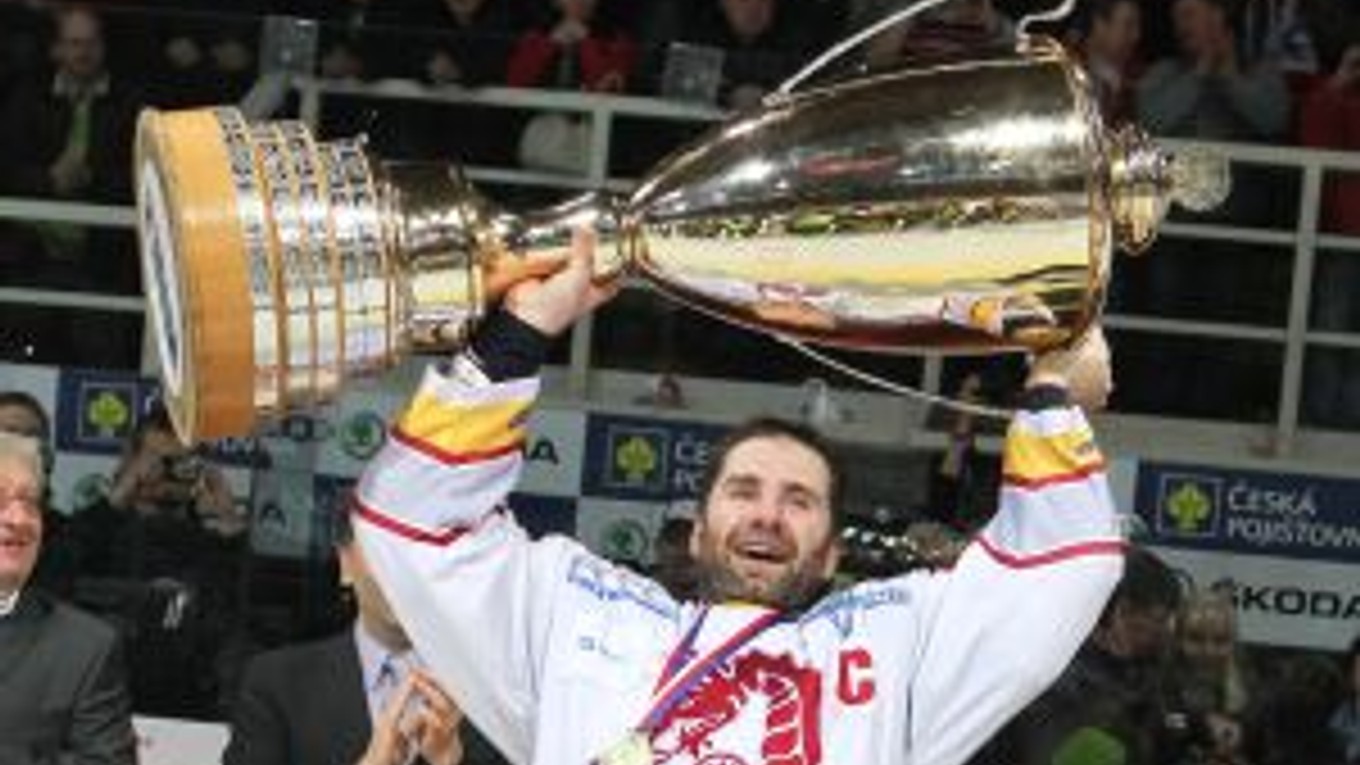 Kapitán Třinca Radek Bonk z majstrovskou trofejou.