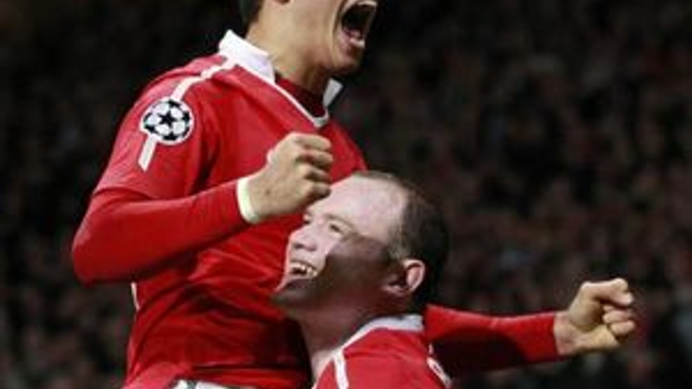 Hernandez (vľavo) a Roone oslavujú gól v sieti Chelsea.