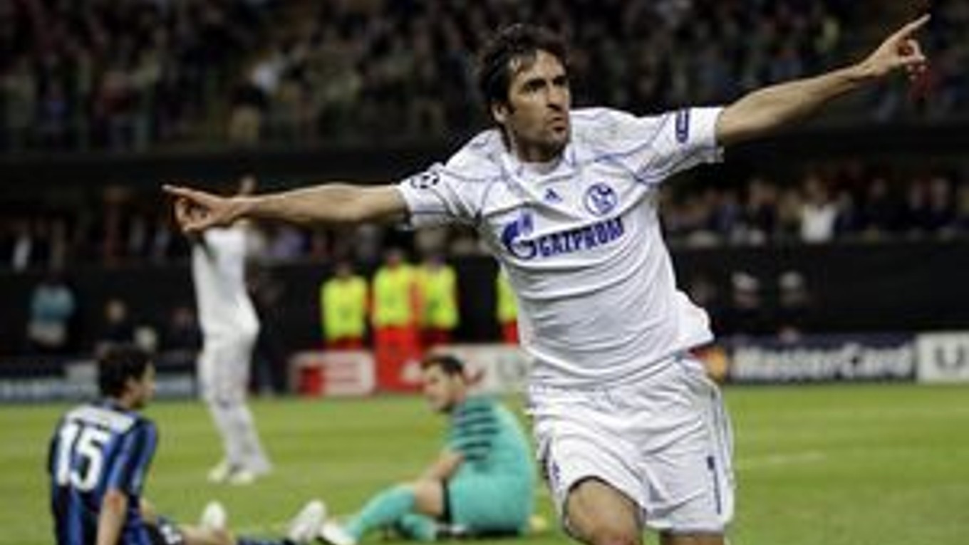 Útočník Schalke Raúl strelil Interu Miláno gól v oboch zápasoch.