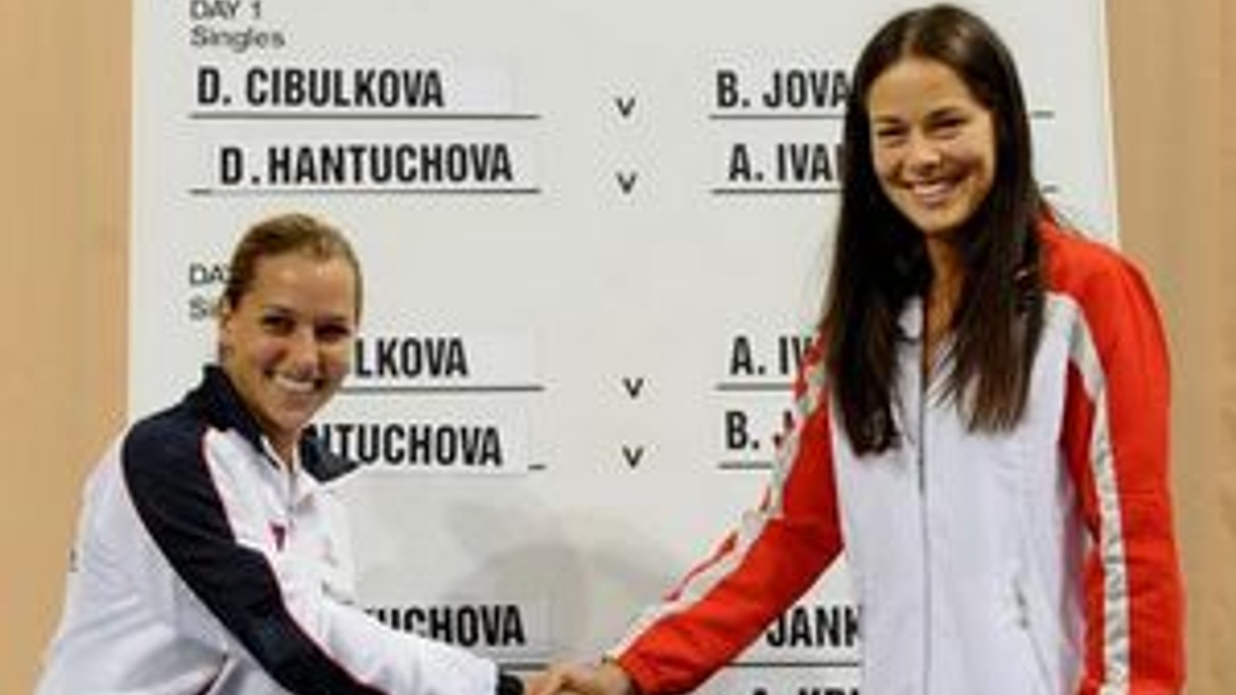 Jednotkami oboch tímov budú v sobotu Dominika Cibulková a Ana Ivanovičová.