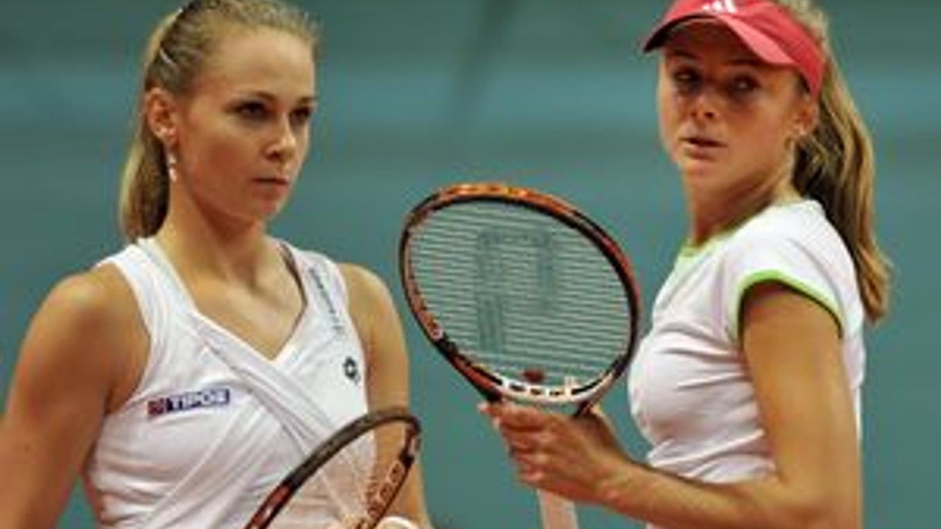 Magdaléna Rybáriková (vľavo) a Daniela Hantuchová prehrali zápas so srbskými tenistkami, aj keď boli od víťazstva len dva fiftíny.