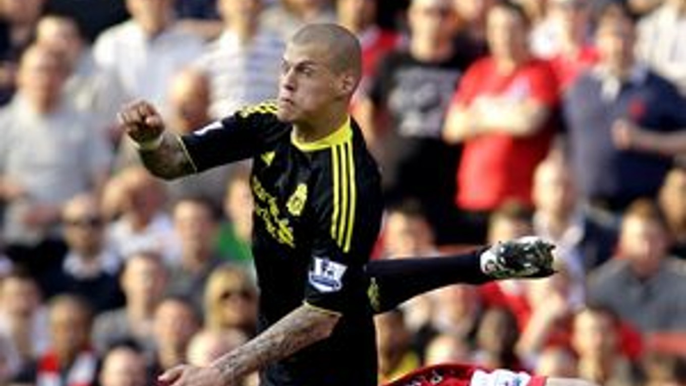 Martin Škrtel (vľavo) v súboji s Robinom Van Persiem z Arsenalu.