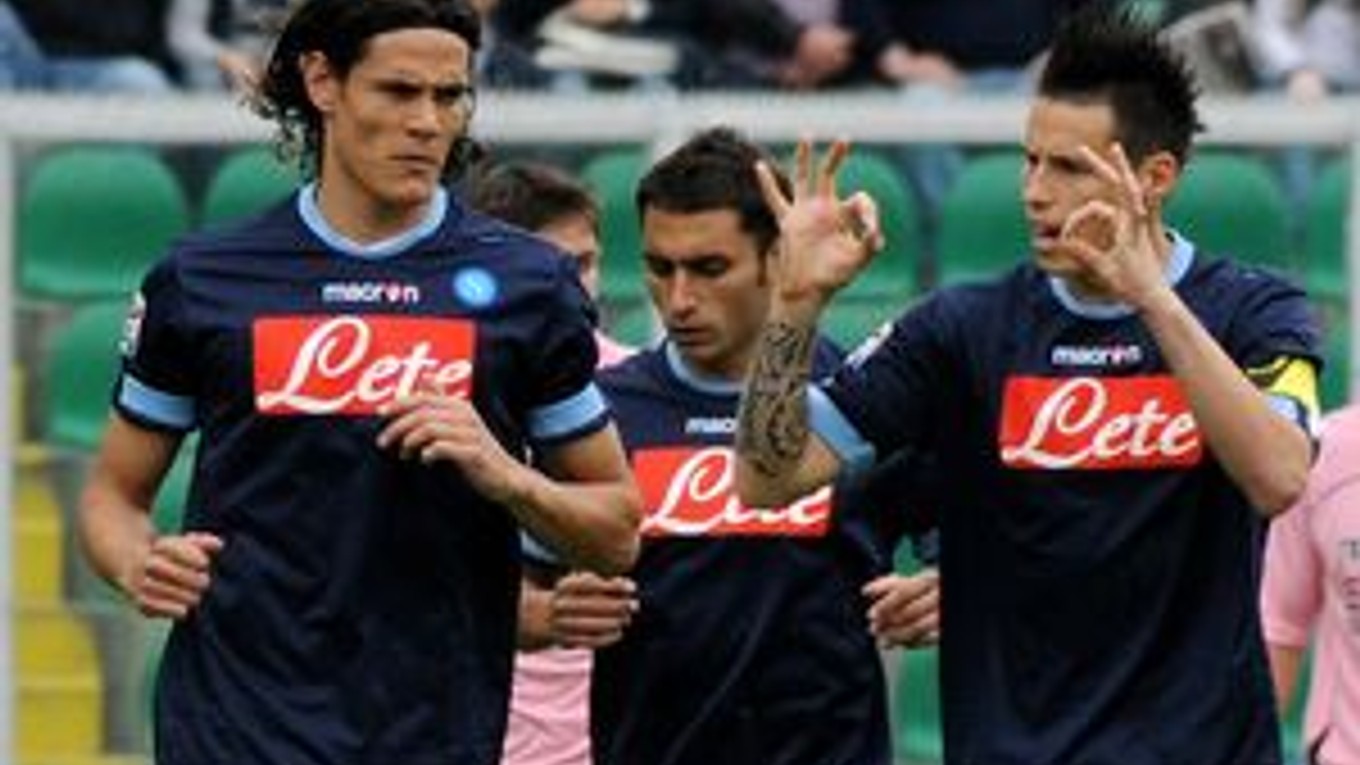 Edinson Cavani (vľavo) otváral skóre duelu s Palermom už v 2. minúte. Neapol napriek tomu zápas prehral 1:2.