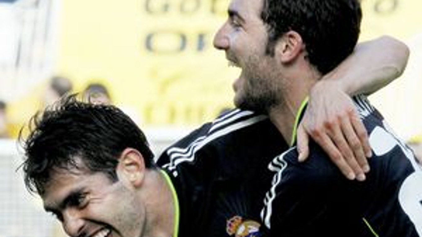 Kaká (vľavo) a Gonzalo Higuaín dali Valencii dohromady 5 gólov.