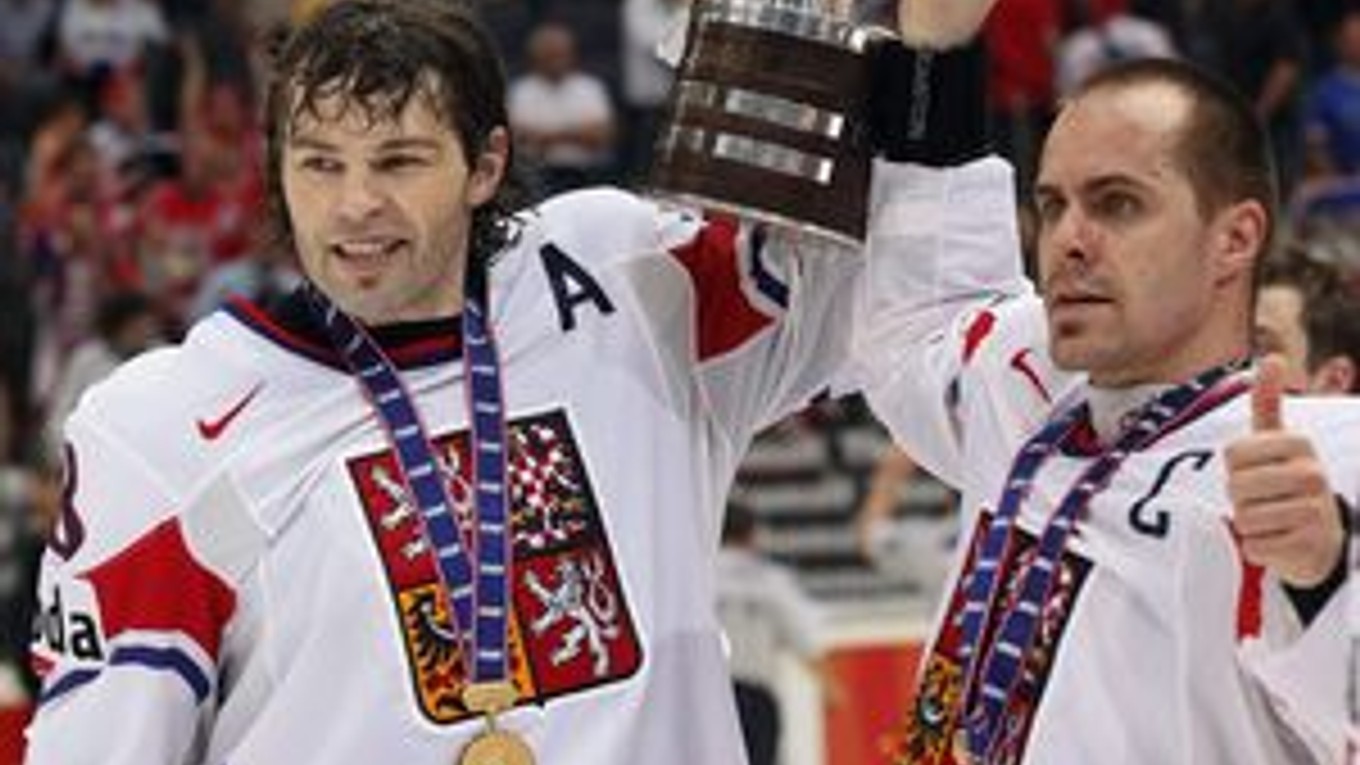 Kapitán Tomáš Rolínek s Jaromírom Jágrom - archívna fotografia.