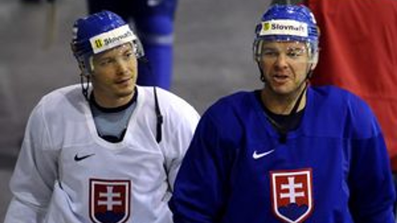 Ladislav Nagy (vľavo) a Jozef Stümpel na tréningu slovenskej hokejovej reprezentácie.