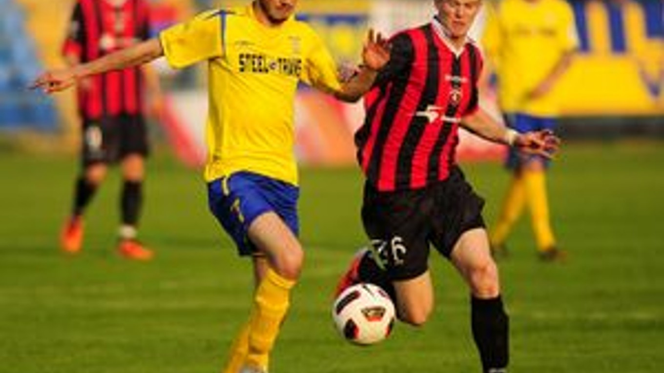 Košičan Kuzma v súboji s Romanom Procházkom.