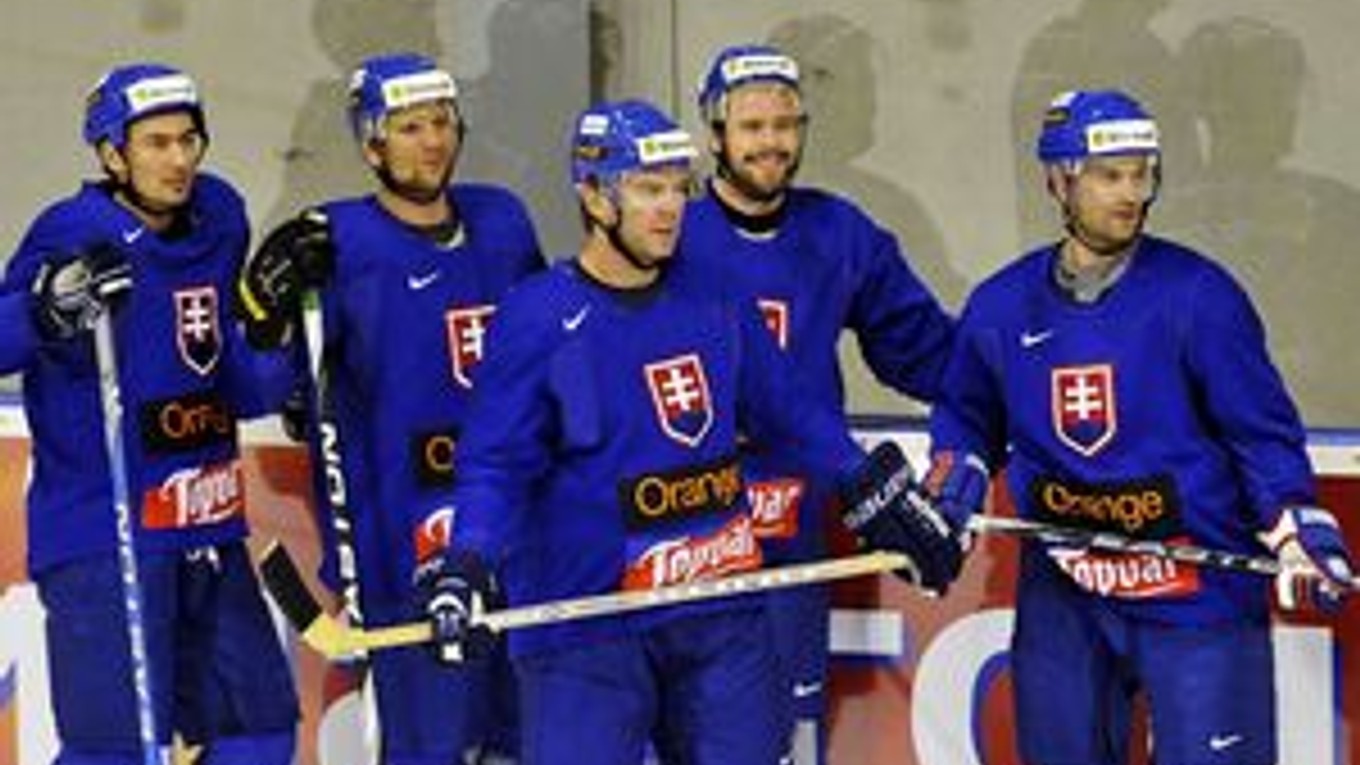 Slovenskí hokejisti pri tréningu.