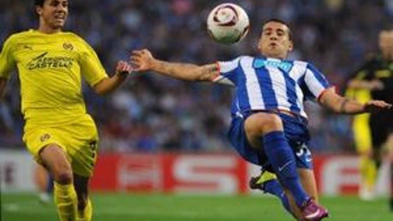 Brazílsky hráč Villarealu Nilmar Honorato (vľavo) ohrozuje argentínskeho hráča Porta Nicolasa Otamendiho.