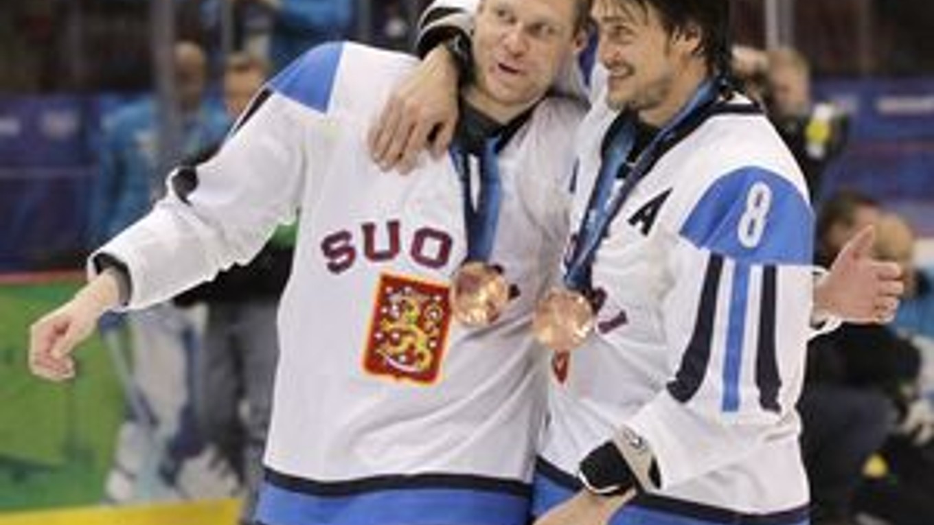 Mikko Koivu s Teemum Selännem pri oslavách bronzu na olympiáde vo Vancouvri.