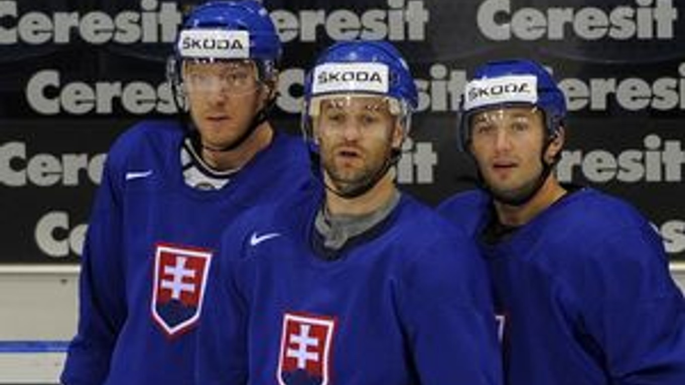 Marián Hossa, Pavol Demitra a Ľubomír Višňovský (zľava) na tréningu slovenskej hokejovej reprezentácie.
