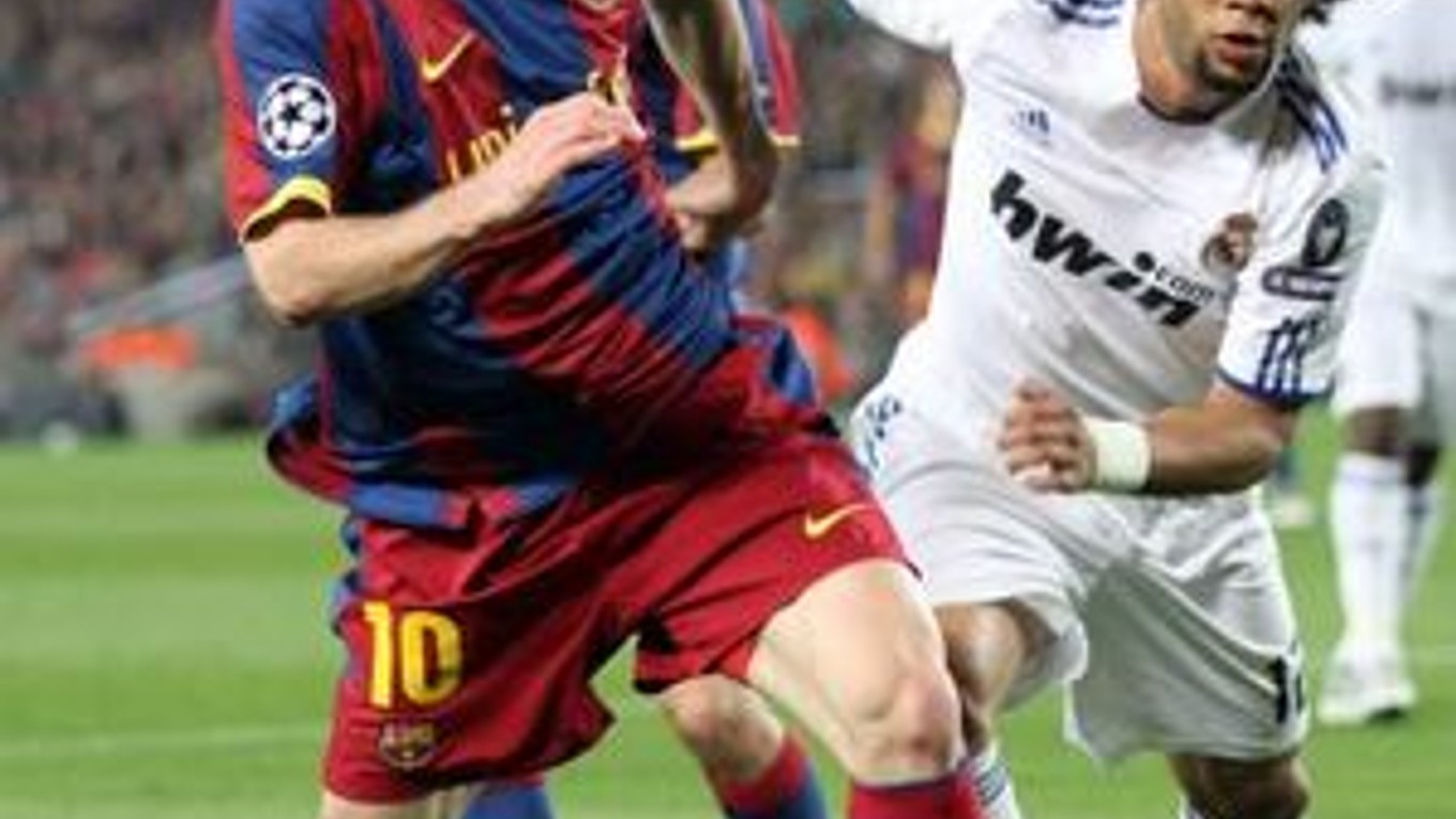 Messi v súboji s Marcelom.