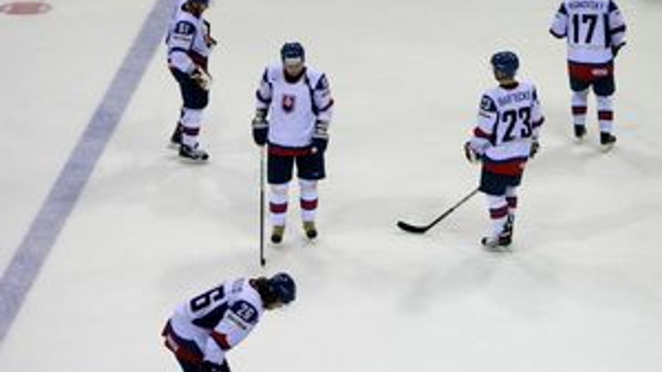 Smutní slovenskí hokejisti po zápase s Nemeckom.