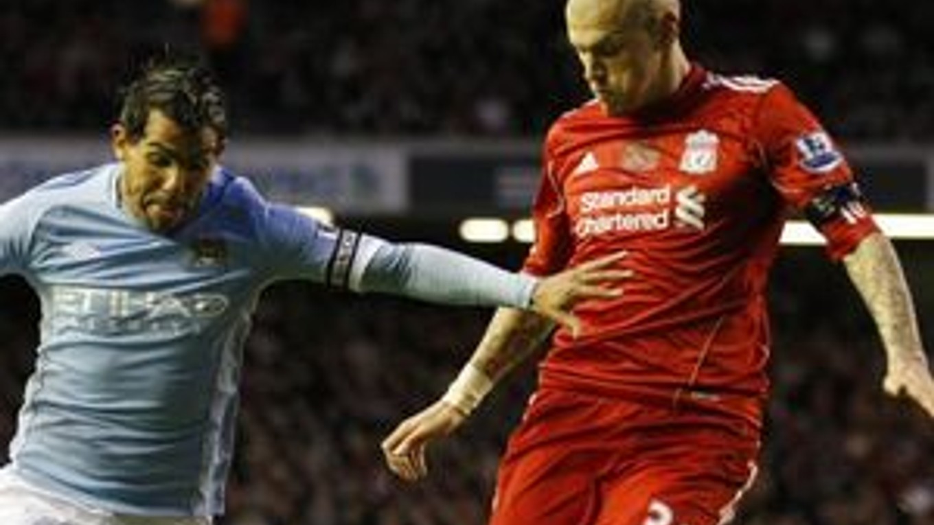 Martin Škrtel (v červenom)