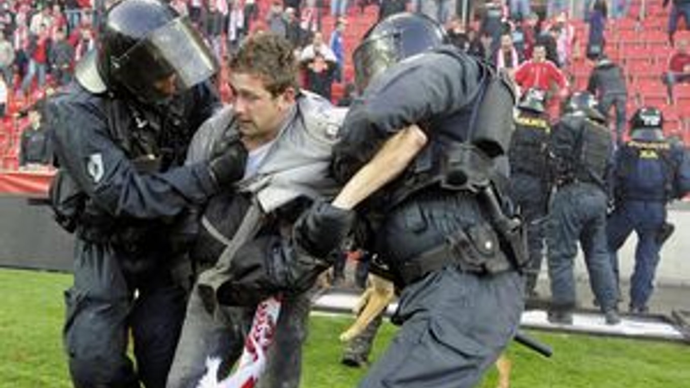 Zásah ozbrojencov na zápase v Prahe.