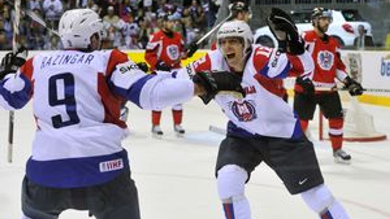 Slovinskí hokejisti oslavujú gól do brány Rakúska.