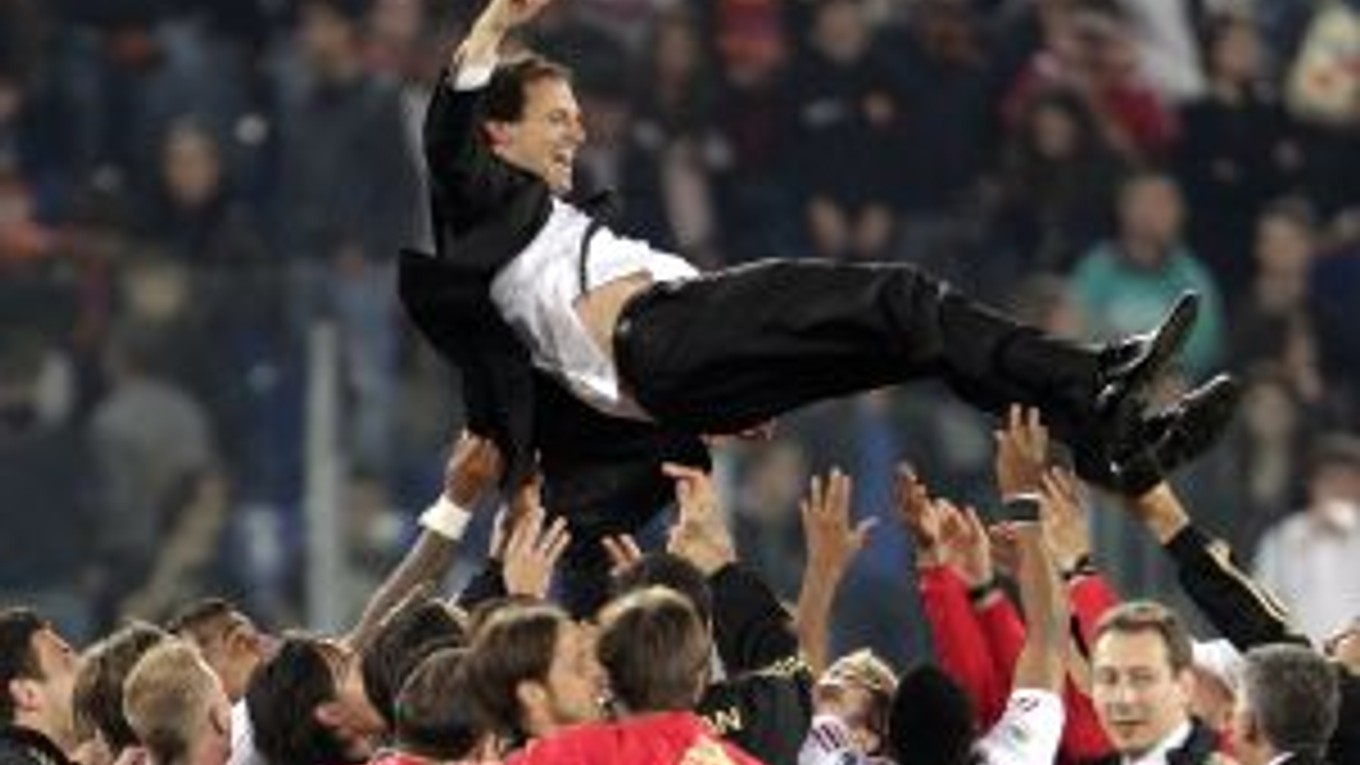 Milánske AC oslavuje majstrovský titul.