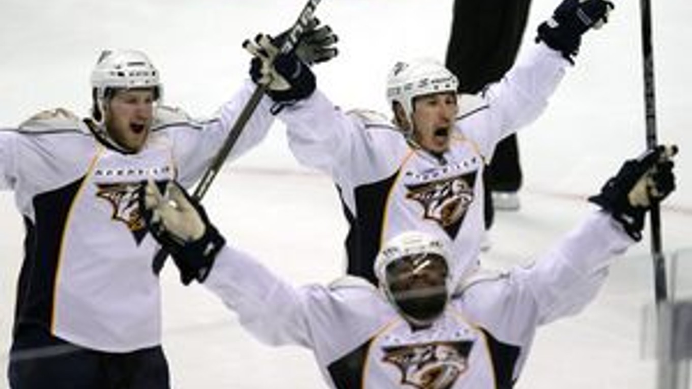 Hokejisti Nashvillu oslavujú gól do brány Vancouvru.