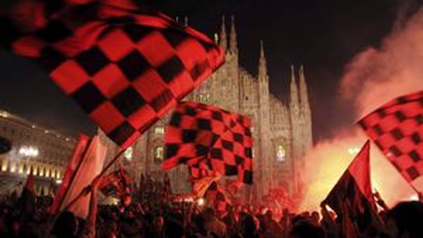 Fanúšikovia AC Miláno oslavujú zisk 18. majstrovského titulu v talianskej Serie A pred gotickou katedrálou v Miláne.