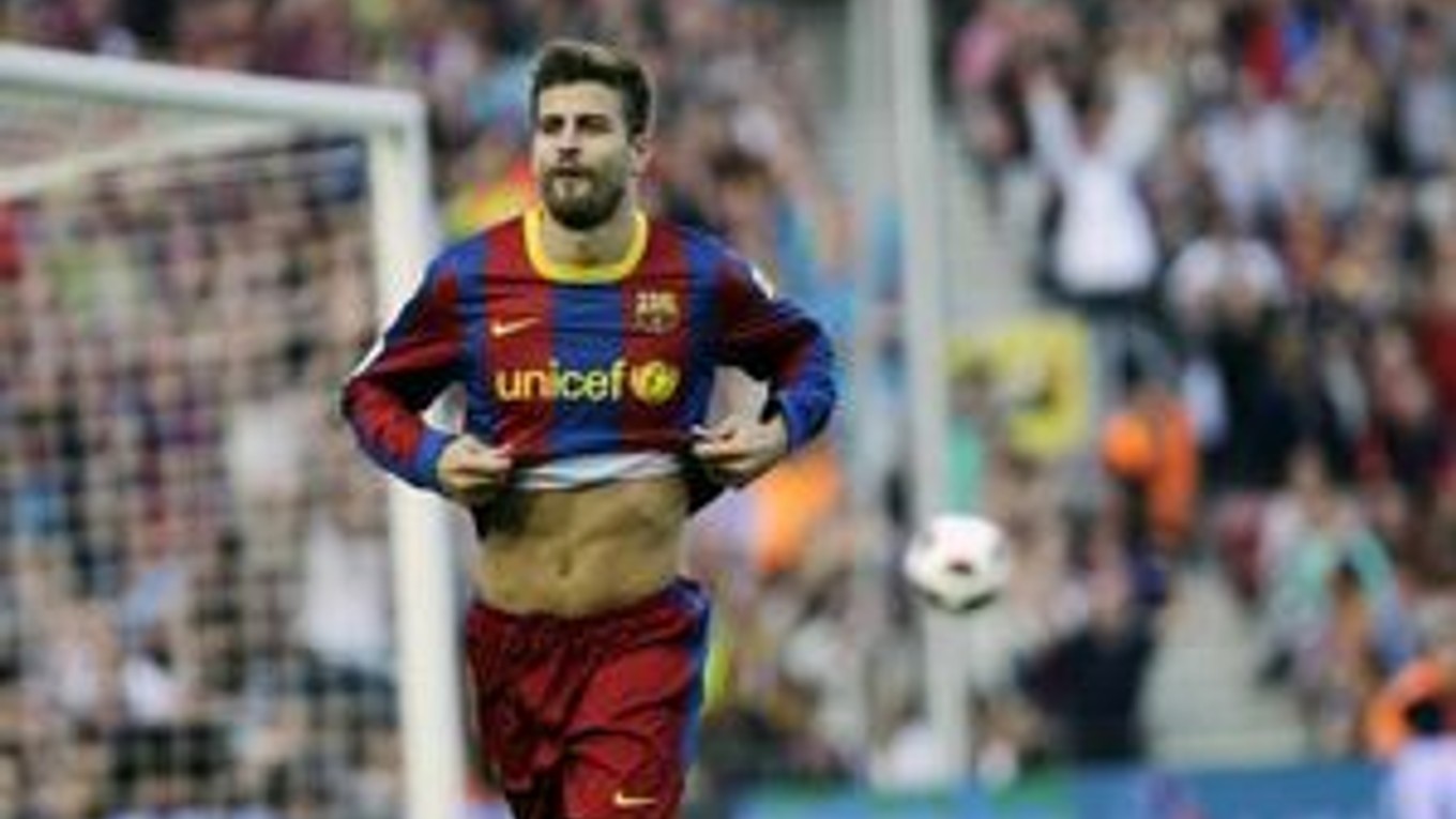 Gérard Piqué oslavuje svoj gól.