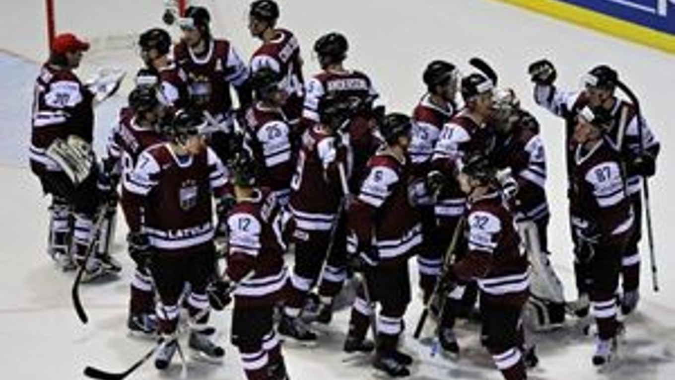 Hokejisti Lotyšska oslavujú zotrvanie medzi elitou.