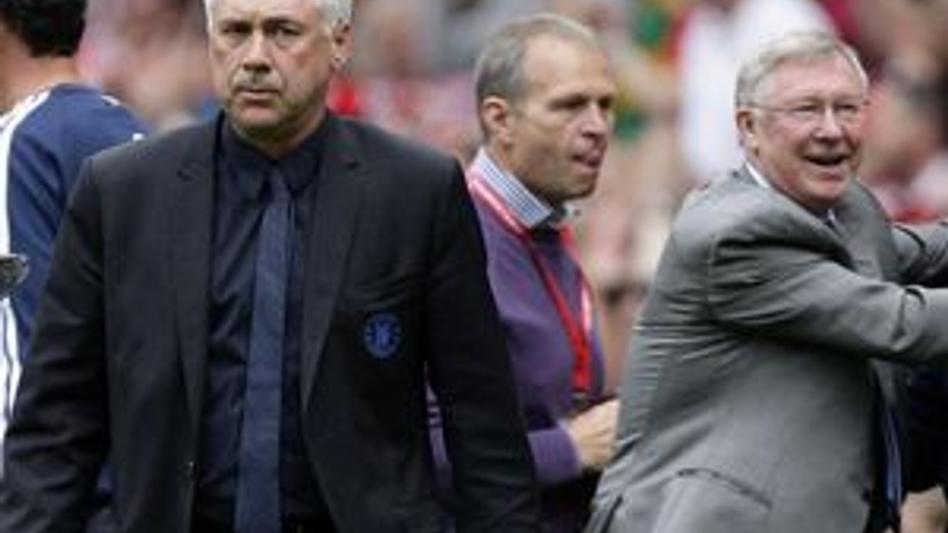 Carlo Ancelotti (vľavo) a tréner Manchestru United Alex Ferguson.