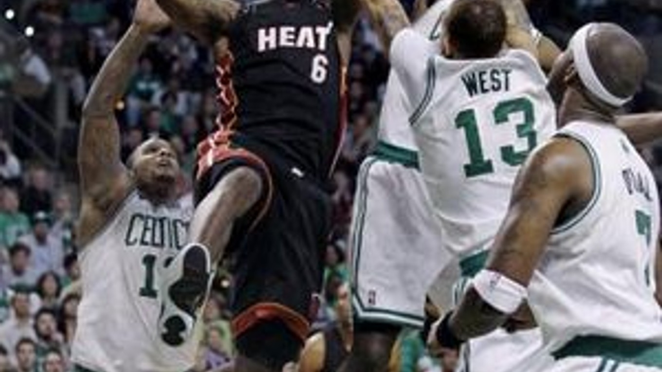 LeBron James je s Miami blízko k vyradeniu Bostonu.