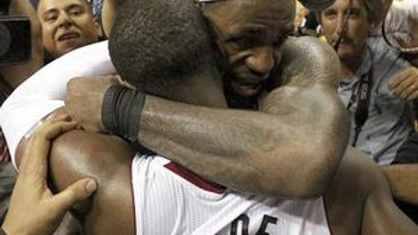 LeBron James a Dwyane Wade sa tešia z postupu