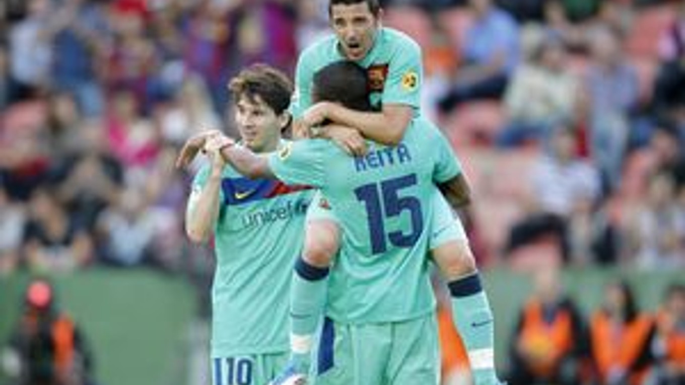 Messi (vľavo), Villa a Keita oslavujú titul.