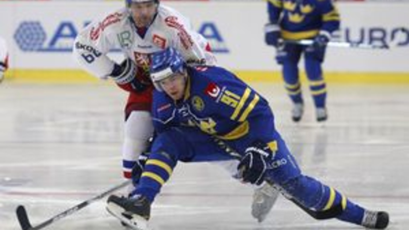 Magnus Pääjärvi v súboji s Jaromírom Jágrom počas Českých hier.
