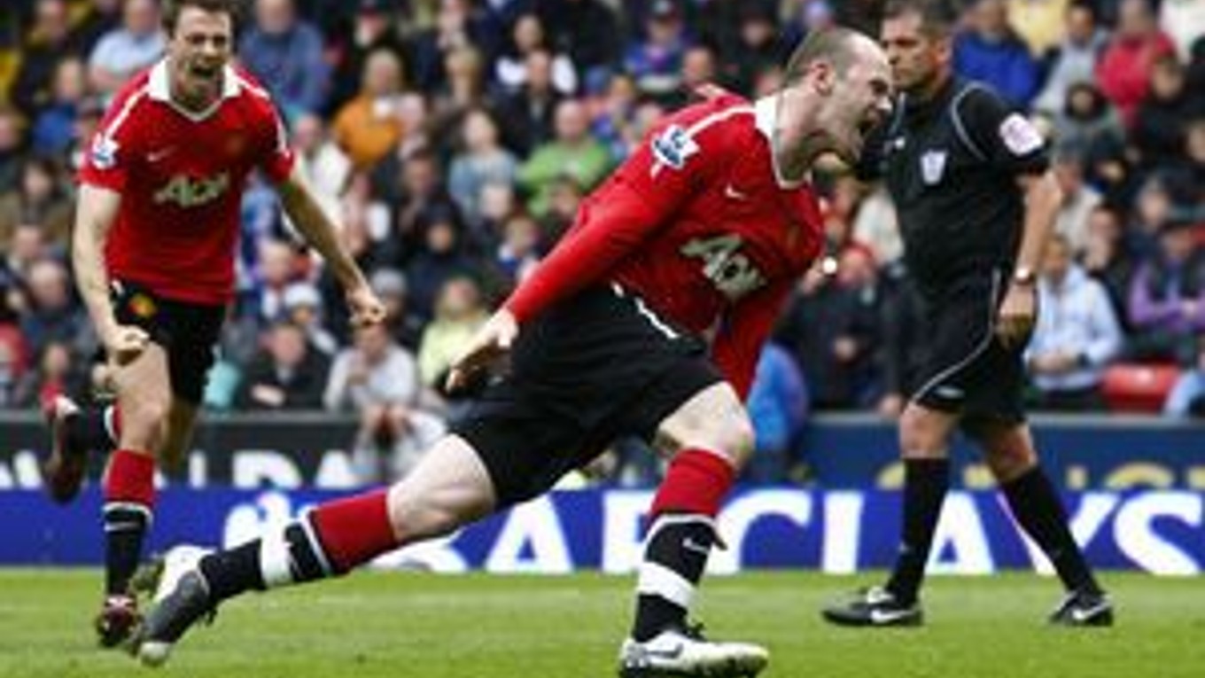 Wayne Rooney oslavuje gól, ktorý Manchestru zabezpečil 19. titul.
