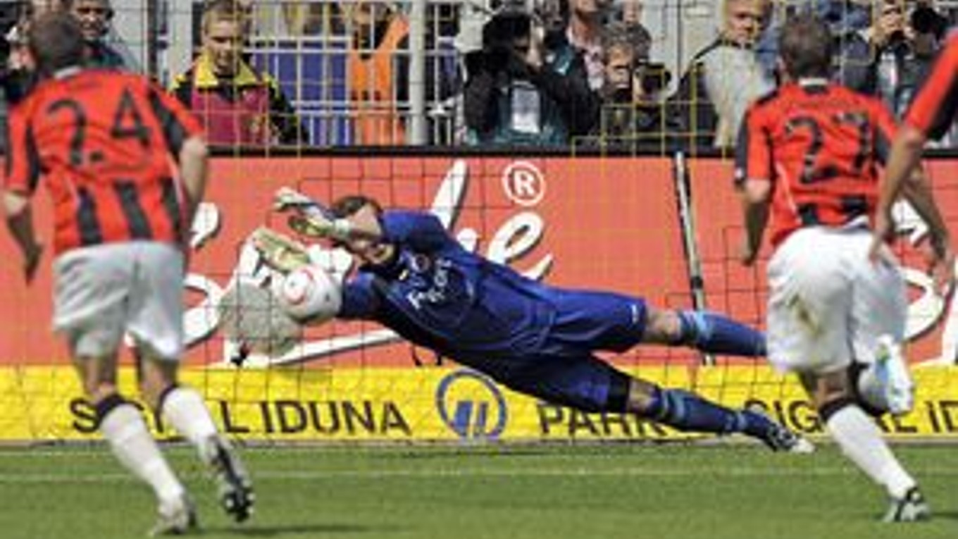 Brankár Frankfurtu Ralf Faehrmann chytá penaltu v zápase s Dortmundom.