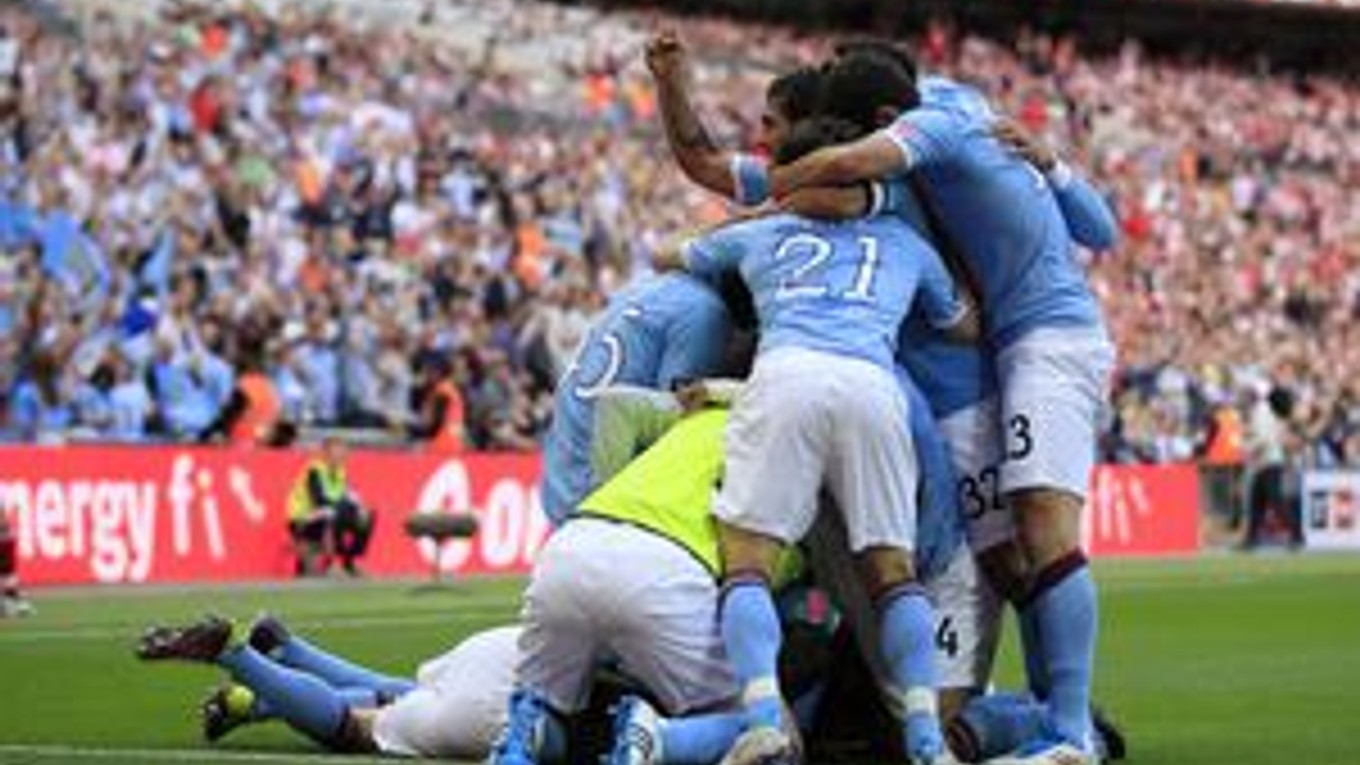 Futbalisti Manchestru City oslavujú gól do siete Stoke City.